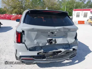 2023 Kia Sorento EX z VIN 5XYRH4LF9PG229689, wystawiony jako IAAI lot #41893442 z przebiegiem 17 906 mil mil oraz . Historia ofert i sprzedaży dostępna na DreamBid. Obrazek 6.