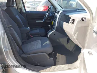2008 Jeep Patriot Sport with VIN 1J8FT28W38D798125, listed as a IAAI auction lot 41004403 with 98,841 mi miles. Bid and sale history available at carsss.com. Image 5.