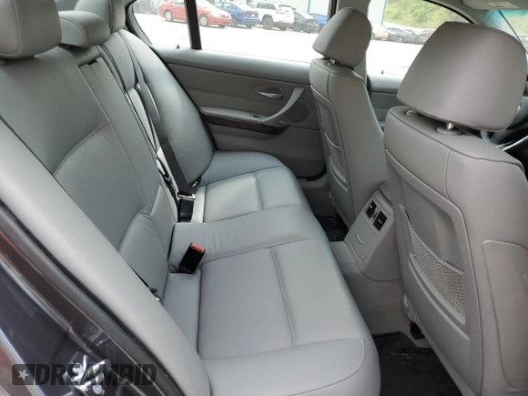 2006 BMW 3 Series 330i z VIN WBAVB33576KR77249, wystawiony jako Copart lot #54324055 z przebiegiem 93 180 mil mil oraz Szkoda całkowita • Salvage title. Historia ofert i sprzedaży dostępna na DreamBid. Obrazek 10.