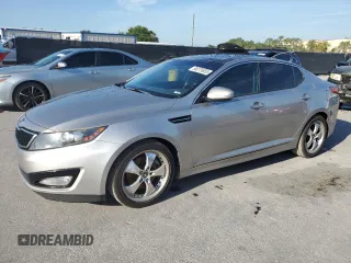2011 Kia Optima SX z VIN KNAGR4A67B5113588, wystawiony jako Copart lot #58275855 z przebiegiem 159 532 mil mil oraz Czysty tytuł • Clean title. Historia ofert i sprzedaży dostępna na DreamBid. Obrazek 1.