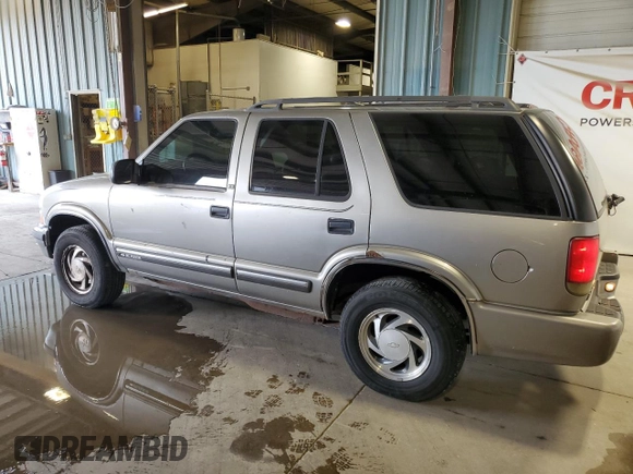 2000 Chevrolet Blazer LT z VIN 1GNDT13W1Y2282557, wystawiony jako Copart lot #55560775 z przebiegiem 219 795 mil mil oraz Szkoda całkowita • Salvage title. Historia ofert i sprzedaży dostępna na DreamBid. Obrazek 2.