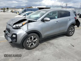 2021 Kia Sportage LX z VIN KNDPMCAC7M7933114, wystawiony jako Copart lot #56723755 z przebiegiem 56 239 mil mil oraz Szkoda całkowita • Salvage title. Historia ofert i sprzedaży dostępna na DreamBid. Obrazek 1.