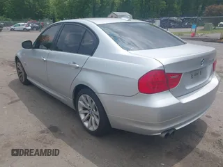2011 BMW 3 Series 328i xDrive z VIN WBAPK5G5XBNN29191, wystawiony jako IAAI lot #42367812 z przebiegiem 155 821 mil mil oraz . Historia ofert i sprzedaży dostępna na DreamBid. Obrazek 3.