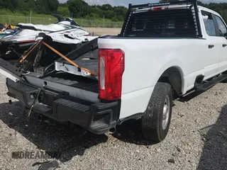 2023 Ford F-250 XL z VIN 1FT7W2AA4PED18619, wystawiony jako Copart lot #61728515 z przebiegiem 41 279 mil mil oraz Szkoda całkowita • Salvage title. Historia ofert i sprzedaży dostępna na DreamBid. Obrazek 13.