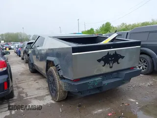 2024 Tesla Cybertruck Cyberbeast z VIN 7G2CEHEE3RA041930, wystawiony jako IAAI lot #42155289 z przebiegiem 4 082 mil mil oraz . Historia ofert i sprzedaży dostępna na DreamBid. Obrazek 3.