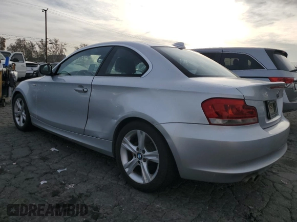 2013 BMW 1 Series 128i z VIN WBAUP9C56DVS95894, wystawiony jako Copart lot #85974744 z przebiegiem 119 033 mil mil oraz Czysty tytuł • Clean title. Historia ofert i sprzedaży dostępna na DreamBid. Obrazek 2.