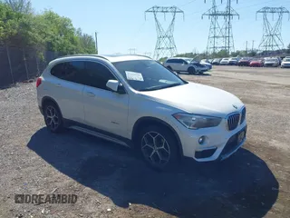 2018 BMW X1 xDrive28i z VIN WBXHT3C37J5F88779, wystawiony jako IAAI lot #42133139 z przebiegiem 111 298 mil mil oraz . Historia ofert i sprzedaży dostępna na DreamBid. Obrazek 1.