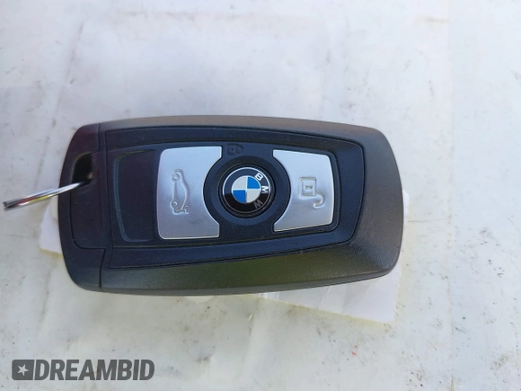2015 BMW 3 Series 320i xDrive z VIN WBA3C3G51FNT53668, wystawiony jako IAAI lot #42428646 z przebiegiem 53 789 mil mil oraz . Historia ofert i sprzedaży dostępna na DreamBid. Obrazek 11.