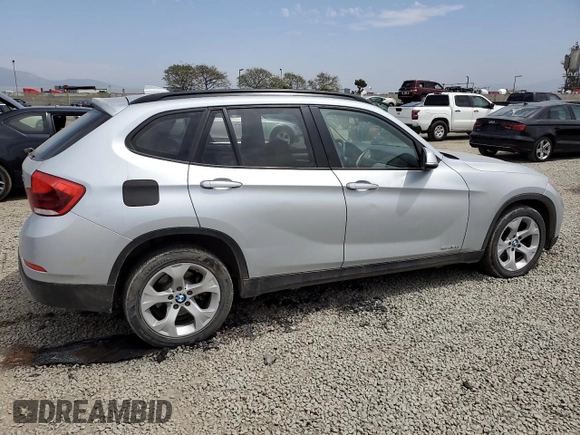 2015 BMW X1 sDrive28i z VIN WBAVM1C55FV317854, wystawiony jako Copart lot #52201705 z przebiegiem 86 015 mil mil oraz Szkoda całkowita • Salvage title. Historia ofert i sprzedaży dostępna na DreamBid. Obrazek 3.
