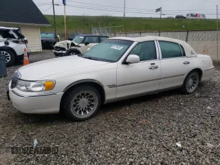 2000 Lincoln Town Car Signature z VIN 1LNHM82W9YY913288, wystawiony jako Copart lot #58776435 z przebiegiem 77 552 mil mil oraz Czysty tytuł • Clean title. Historia ofert i sprzedaży dostępna na DreamBid. Obrazek 1.