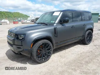 2024 Land Rover Defender Carpathian Edition z VIN SALEWEEE4R2246274, wystawiony jako IAAI lot #42209180 z przebiegiem 14 471 mil mil oraz . Historia ofert i sprzedaży dostępna na DreamBid. Obrazek 2.