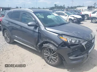 2019 Hyundai Tucson Sport z VIN KM8J33AL2KU941060, wystawiony jako IAAI lot #42122632 z przebiegiem 121 823 mil mil oraz . Historia ofert i sprzedaży dostępna na DreamBid. Obrazek 1.