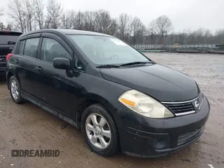 2007 Nissan Versa S z VIN 3N1BC13E67L407351, wystawiony jako IAAI lot #41533122 z przebiegiem 212 043 mil mil oraz . Historia ofert i sprzedaży dostępna na DreamBid. Obrazek 1.