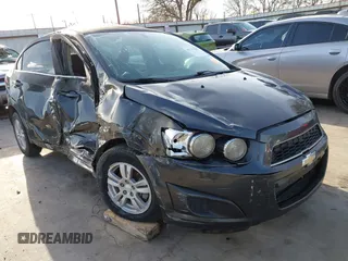 2015 Chevrolet Sonic LT z VIN 1G1JC5SB1F4128426, wystawiony jako IAAI lot #41739238 z przebiegiem 121 717 mil mil oraz . Historia ofert i sprzedaży dostępna na DreamBid. Obrazek 6.