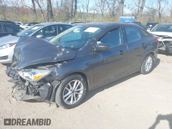 2018 Ford Focus SE z VIN 1FADP3F2XJL316101, wystawiony jako IAAI lot #40805650 z przebiegiem 53 551 mil mil oraz . Historia ofert i sprzedaży dostępna na DreamBid. Obrazek 2.