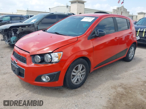 2012 Chevrolet Sonic LS z VIN 1G1JA6SH3C4116855, wystawiony jako IAAI lot #42513686 z przebiegiem Nie podano mil oraz . Historia ofert i sprzedaży dostępna na DreamBid. Obrazek 2.