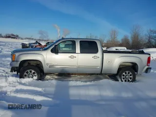 2011 GMC Sierra 2500HD SLT z VIN 1GT121C81BF180823, wystawiony jako IAAI lot #41565516 z przebiegiem 241 220 mil mil oraz . Historia ofert i sprzedaży dostępna na DreamBid. Obrazek 15.