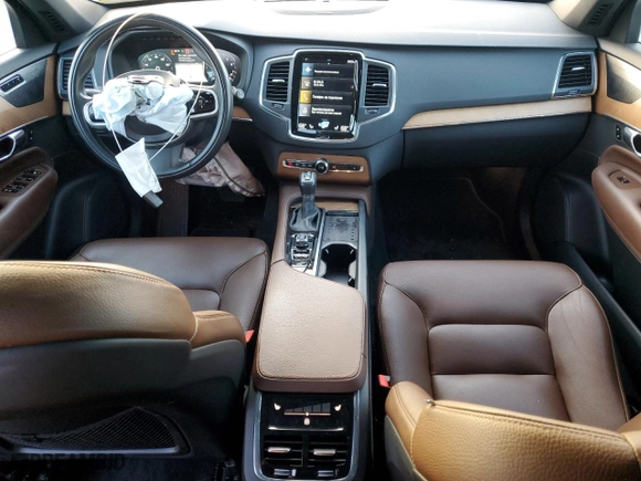 2021 Volvo XC90 Momentum with VIN YV4A22PK4M1742142, listed as a Copart auction lot 81996104 with 32,053 mi miles and Salvage Title. Bid and sale history available at carsss.com. Image 8.
