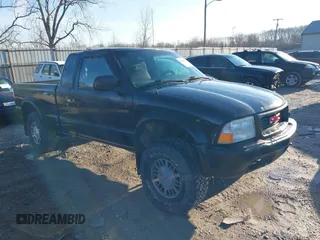 2001 GMC Sonoma with VIN 1GTCT19W518236681, listed as a IAAI auction lot 41685526 with 98,524 mi miles. Bid and sale history available at carsss.com. Image 1.