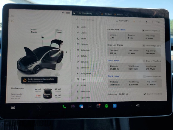 2023 Tesla Model 3 z VIN 5YJ3E1EA1PF547070, wystawiony jako Copart lot #55793205 z przebiegiem 38 591 mil mil oraz Szkoda całkowita • Salvage title. Historia ofert i sprzedaży dostępna na DreamBid. Obrazek 9.