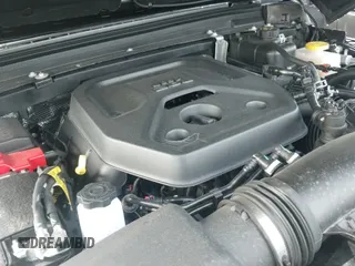 2025 Jeep Wrangler Sahara с VIN 1C4PJXENXSW527925, выставлен на аукционе IAAI как лот 41818650 с пробегом 5 478 миль миль и . История ставок и продаж доступна на DreamBid. Изображение 19.