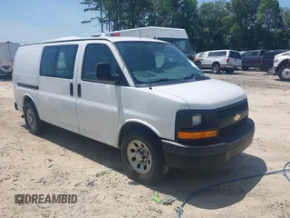 2014 Chevrolet Express Cargo z VIN 1GCSGAFX6E1157371, wystawiony jako IAAI lot #42382185 z przebiegiem 328 125 mil mil oraz . Historia ofert i sprzedaży dostępna na DreamBid. Obrazek 1.
