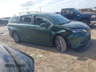 2025 Toyota Sienna LE z VIN 5TDKRKEC2SS233830, wystawiony jako IAAI lot #42012062 z przebiegiem 2 451 mil mil oraz . Historia ofert i sprzedaży dostępna na DreamBid. Obrazek 1.