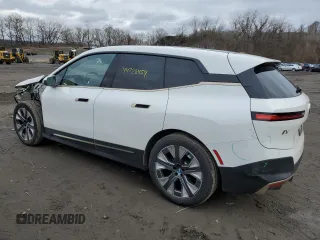 2023 BMW iX xDrive50 z VIN WB523CF09PCL96538, wystawiony jako Copart lot #44728454 z przebiegiem 33 929 mil mil oraz . Historia ofert i sprzedaży dostępna na DreamBid. Obrazek 2.