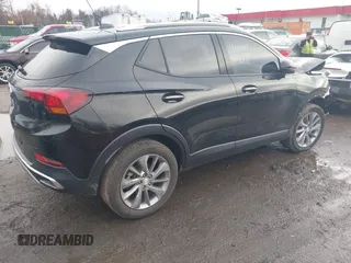 2023 Buick Encore GX Essence z VIN KL4MMGSL7PB104001, wystawiony jako IAAI lot #41102851 z przebiegiem 32 766 mil mil oraz . Historia ofert i sprzedaży dostępna na DreamBid. Obrazek 4.