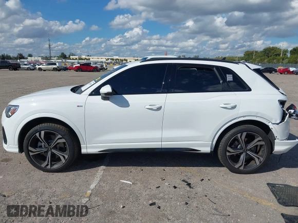2024 Audi Q3 S line Premium Plus z VIN WA1EECF39R1136414, wystawiony jako IAAI lot #41676419 z przebiegiem 7824 mil mil oraz . Historia ofert i sprzedaży dostępna na DreamBid. Obrazek 15.