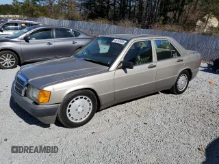 1990 Mercedes-Benz 190 z VIN WDBDA29D9LF688953, wystawiony jako Copart lot #46158085 z przebiegiem 158 923 mil mil oraz Nie do naprawy. Historia ofert i sprzedaży dostępna na DreamBid. Obrazek 1.