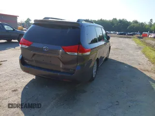 2012 Toyota Sienna XLE z VIN 5TDDK3DC9CS036692, wystawiony jako IAAI lot #42861841 z przebiegiem 122 070 mil mil oraz . Historia ofert i sprzedaży dostępna na DreamBid. Obrazek 4.