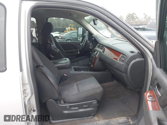 2010 Chevrolet Suburban Commercial with VIN 1GNUKHE30AR186320, listed as a IAAI auction lot 41544991 with 216,037 mi miles and . Bid and sale history available at DreamBid. Image 5.