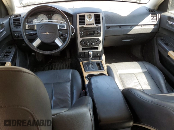 2008 Chrysler 300 z VIN 2C3LA33G68H263769, wystawiony jako Copart lot #53040145 z przebiegiem 125 461 mil mil oraz Szkoda całkowita • Salvage title. Historia ofert i sprzedaży dostępna na DreamBid. Obrazek 8.