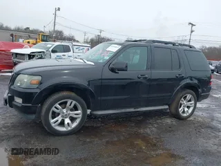 2010 Ford Explorer z VIN 1FMEU8DE5AUA85647, wystawiony jako IAAI lot #41534833 z przebiegiem 129 925 mil mil oraz . Historia ofert i sprzedaży dostępna na DreamBid. Obrazek 14.