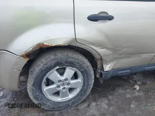 2010 Ford Escape XLT с VIN 1FMCU0D75AKC30529, выставлен на аукционе IAAI как лот 41618067 с пробегом 153 637 миль миль и . История ставок и продаж доступна на DreamBid. Изображение 6.