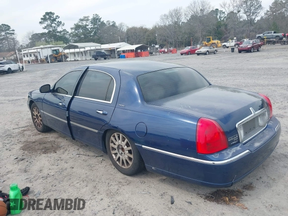 2007 Lincoln Town Car Signature z VIN 1LNHM81V27Y602776, wystawiony jako IAAI lot #41754559 z przebiegiem 135 521 mil mil oraz . Historia ofert i sprzedaży dostępna na DreamBid. Obrazek 3.