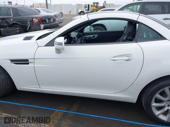 2020 Mercedes-Benz SLC 300 с VIN W1KPK3JA7LF170171, выставлен на аукционе IAAI как лот 42119425 с пробегом 2 408 миль миль и . История ставок и продаж доступна на DreamBid. Изображение 14.