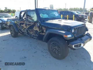 2024 Jeep Gladiator Sport S z VIN 1C6HJTAG6RL111586, wystawiony jako IAAI lot #41833397 z przebiegiem 2 452 mil mil oraz . Historia ofert i sprzedaży dostępna na DreamBid. Obrazek 1.