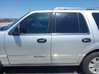 2013 Lincoln Navigator z VIN 5LMJJ2H58DEL03767, wystawiony jako IAAI lot #41986480 z przebiegiem 171 007 mil mil oraz . Historia ofert i sprzedaży dostępna na DreamBid. Obrazek 14.