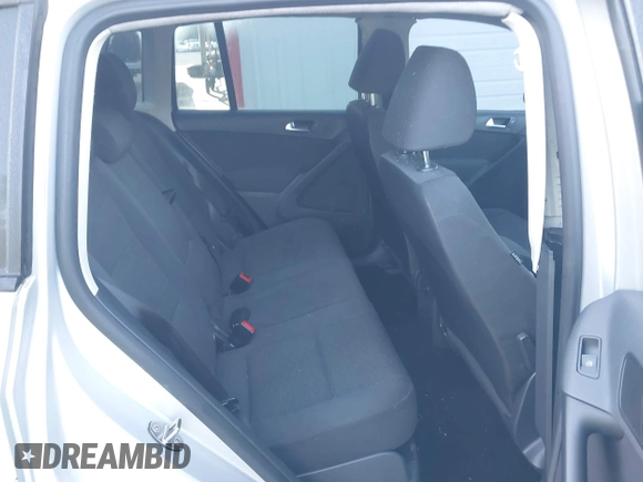 2013 Volkswagen Tiguan S z VIN WVGAV3AX0DW562532, wystawiony jako IAAI lot #42737494 z przebiegiem 152 549 mil mil oraz . Historia ofert i sprzedaży dostępna na DreamBid. Obrazek 8.