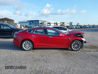 2018 Tesla Model S 75D z VIN 5YJSA1E20JF277384, wystawiony jako IAAI lot #42680941 z przebiegiem 50 464 mil mil oraz . Historia ofert i sprzedaży dostępna na DreamBid. Obrazek 14.
