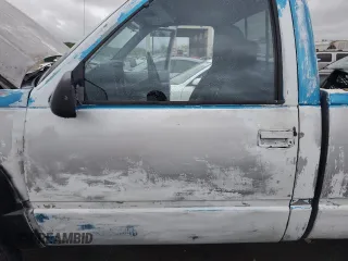 1989 GMC Sierra 2500 z VIN 1GTGK24K8KE532683, wystawiony jako Copart lot #51434114 z przebiegiem 79 134 mil mil oraz Szkody całkowita. Historia ofert i sprzedaży dostępna na DreamBid. Obrazek 7.