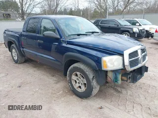 2005 Dodge Dakota SLT with VIN 1D7HW48N65S288584, listed as a IAAI auction lot 42130695 with 221,636 mi miles. Bid and sale history available at carsss.com. Image 1.