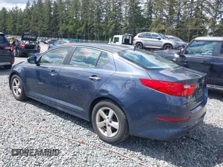 2015 Kia Optima LX z VIN KNAGM4A74F5590332, wystawiony jako IAAI lot #42304364 z przebiegiem 131 720 mil mil oraz . Historia ofert i sprzedaży dostępna na DreamBid. Obrazek 3.