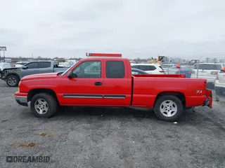 2006 Chevrolet Silverado 1500 LT2 with VIN 1GCEK19B06Z140810, listed as a IAAI auction lot 41564712 with 352,233 mi miles. Bid and sale history available at carsss.com. Image 14.