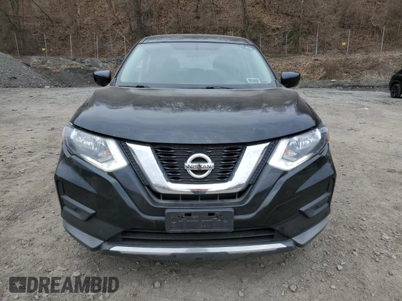 2017 Nissan Rogue SV z VIN KNMAT2MV6HP567975, wystawiony jako Copart lot #51573335 z przebiegiem 109 489 mil mil oraz Szkoda całkowita • Salvage title. Historia ofert i sprzedaży dostępna na DreamBid. Obrazek 5.