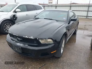 2011 Ford Mustang V6 z VIN 1ZVBP8AM5B5125342, wystawiony jako IAAI lot #42206977 z przebiegiem 283 386 mil mil oraz . Historia ofert i sprzedaży dostępna na DreamBid. Obrazek 2.
