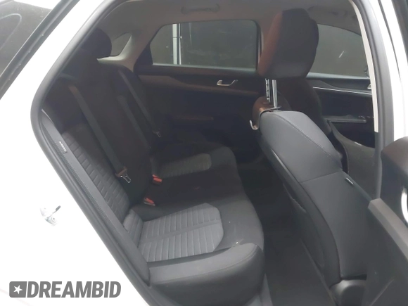 2025 Kia K5 LXS z VIN KNAG24J72S5284973, wystawiony jako IAAI lot #42162422 z przebiegiem 8 738 mil mil oraz . Historia ofert i sprzedaży dostępna na DreamBid. Obrazek 8.