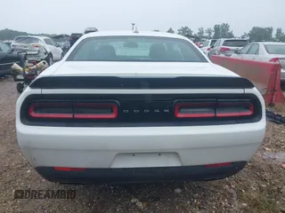 2018 Dodge Challenger R/T Scat Pack z VIN 2C3CDZFJ4JH228011, wystawiony jako IAAI lot #42242031 z przebiegiem 24 072 mil mil oraz . Historia ofert i sprzedaży dostępna na DreamBid. Obrazek 17.